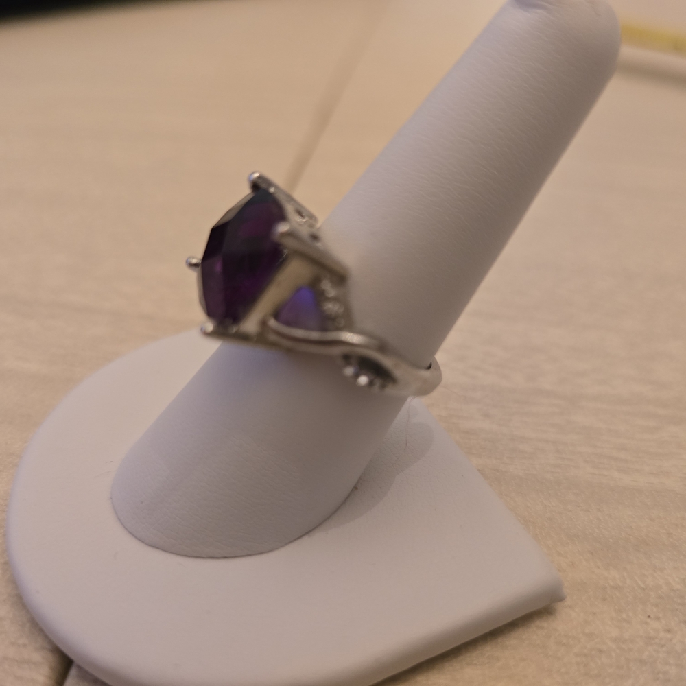 Elegant Purple Gemstone Ring - Picture 3 of 6